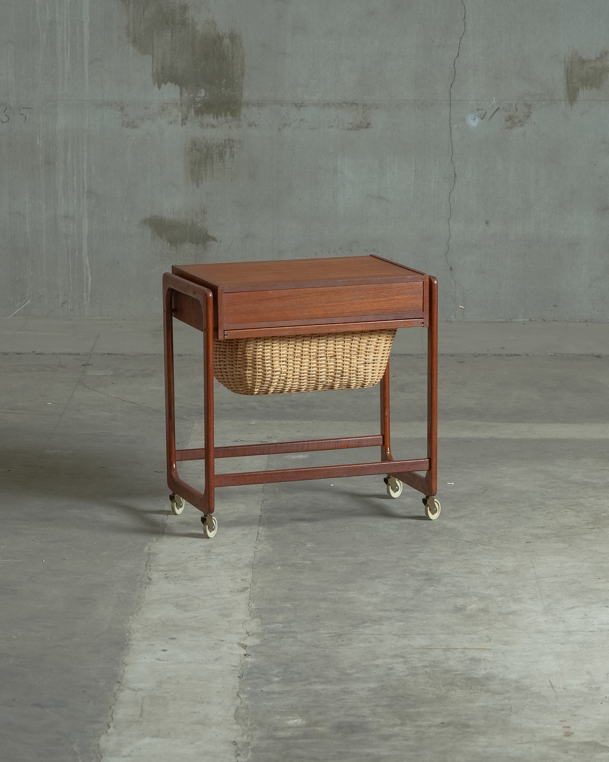 デンマーク製｜北欧ヴィンテージ チーク材、ラタン ソーイングテーブル